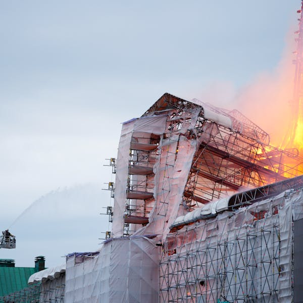 Den historiske bygning Børsen i København står i flammer